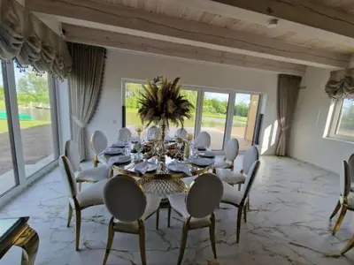 a dining room with a table and chairs at Baltasis beržas