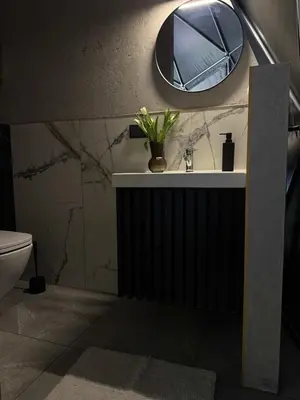 a bathroom with a sink and a mirror on the wall at Tyla dviese in Kaciūniškiai